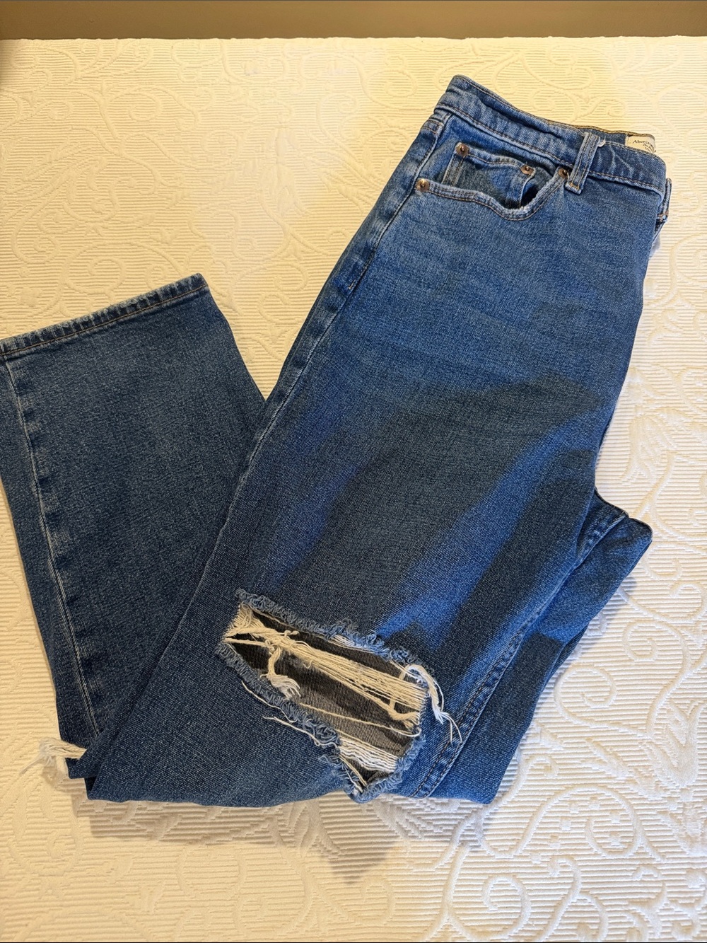 Abercrombie & Fitch Relaxed Fit Ultra high rise Ankle Straight Distressed 31
